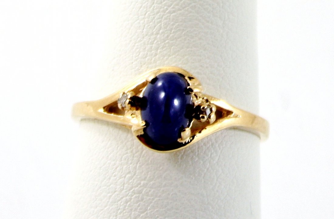 10KT GOLD CABOCHON SAPPHIRE SOLITAIRE RING: A very fine 10kt solid yellow gold .417 purity. This ring features cabochon blue sapphire with 2 diamonds, very clean nice condition ring. (SEE PICTURES FOR YOUR BEST REFERENCE). This ring is electron