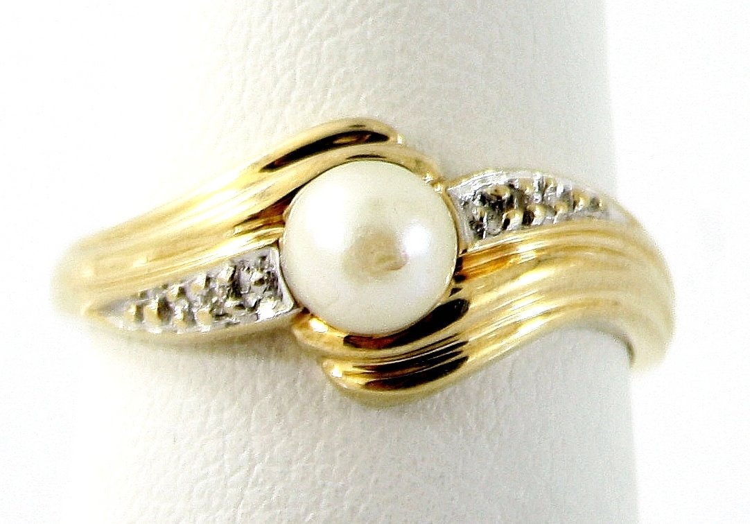 10KT GOLD ROUND PEARL DIAMOND SOLITAIRE RING: A very fine 10kt solid yellow gold .417 purity. This ring features round pearl diamond solitaire ring, very clean nice condition ring.(SEE PICTURES FOR YOUR BEST REFERENCE). This ring is electronicall