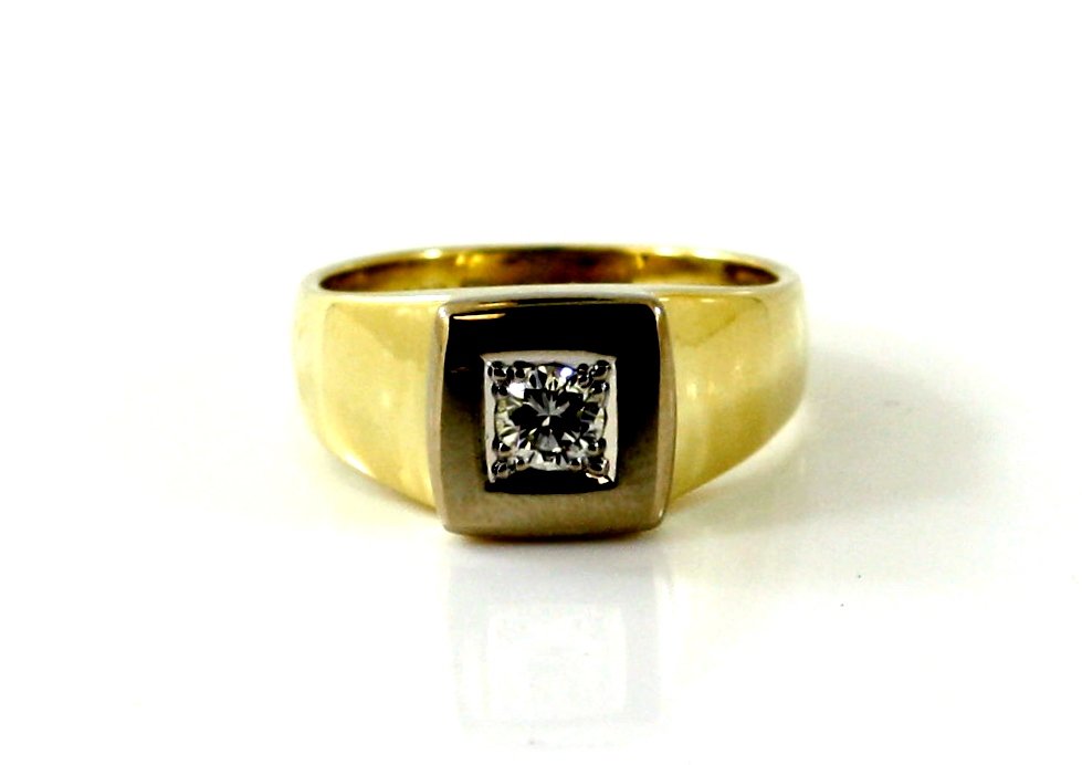 MEN'S 14KT GOLD .27 CARAT DIAMOND SOLITAIRE RING: A very fine 14kt solid yellow gold men's ring. This ring features a .27 carat round brilliant cut diamond in the center of the mounting. The shank and ring are wide measuring 10MM face top and 4MM sha