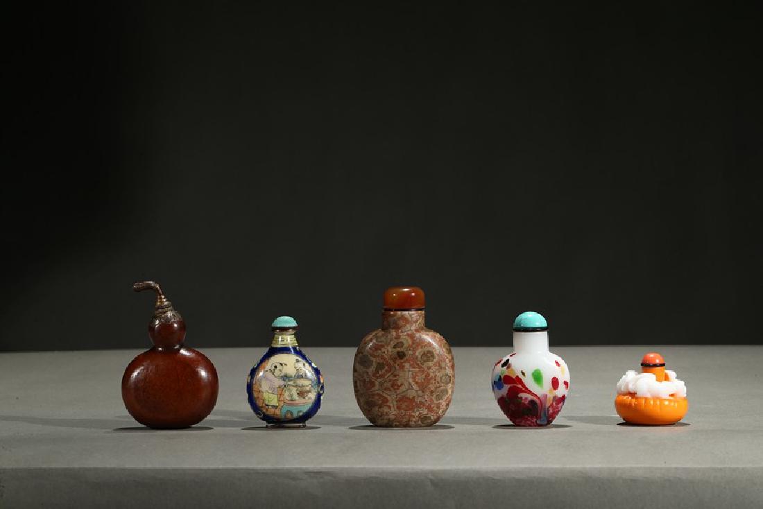 A GROUP OF FIVE VARIOUS SNUFF BOTTLES (1 of 9)