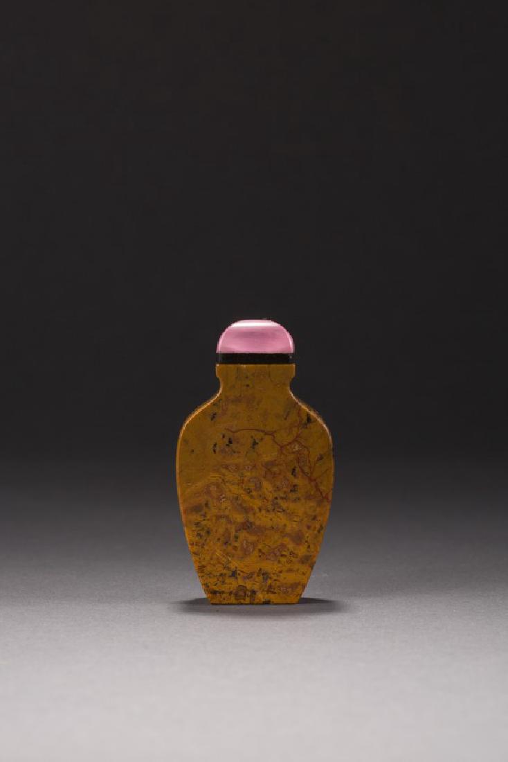 AN OPAQUE AGATE CARVED SNUFF BOTTLE (1 of 2)