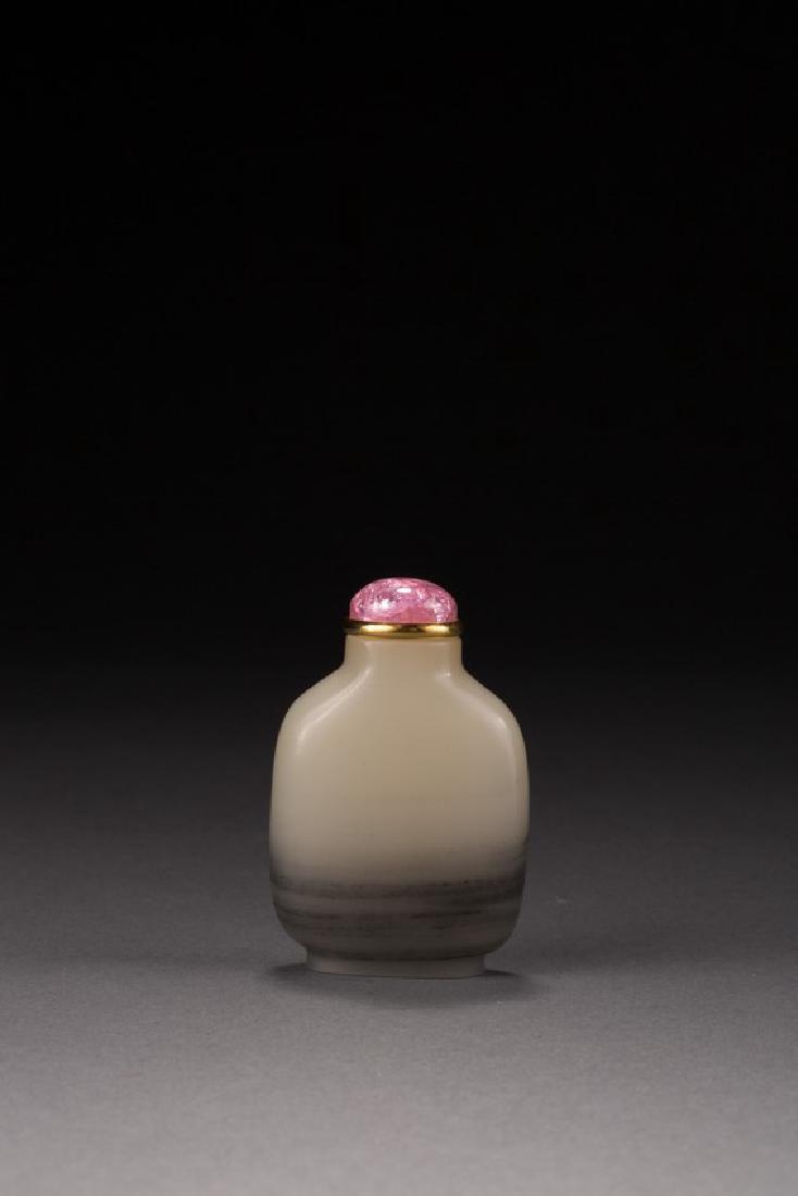 A WHITE AND GREY JADE SNUFF BOTTLE (1 of 2)