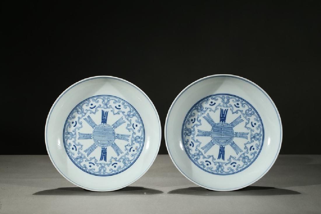 A PAIR OF BLUE AND WHITE SHOU DISHES (1 of 5)