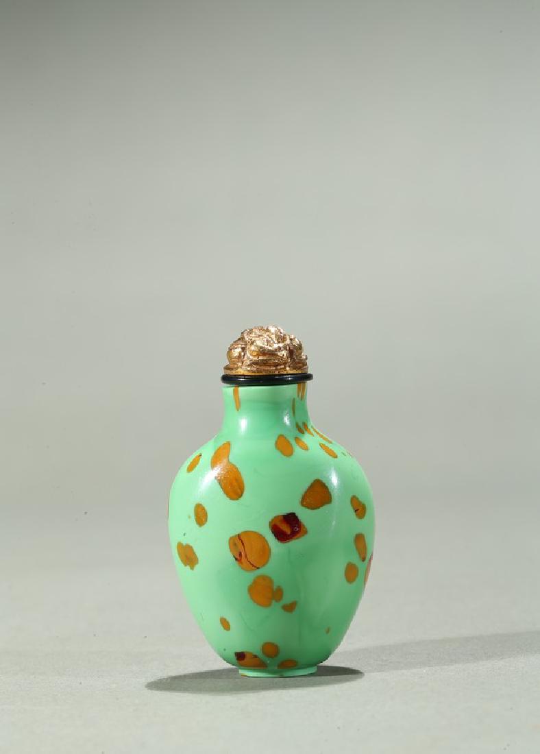 A TURQUOISE-GREEN GLASS GILT SPLASHED SNUFF BOTTLE (1 of 5)