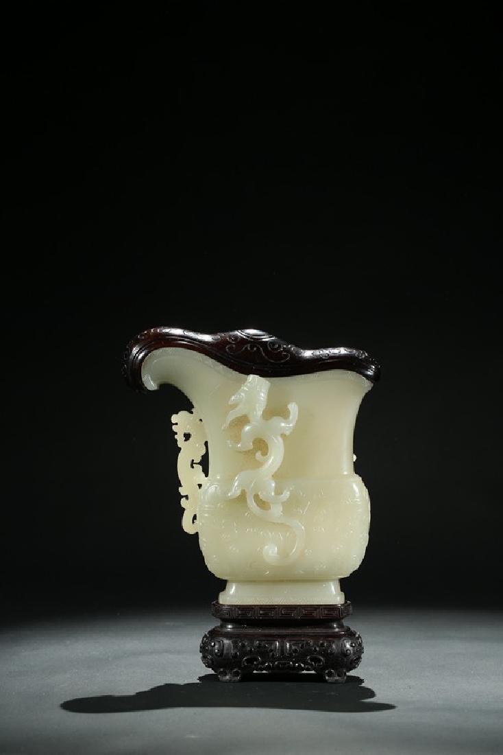 A CHINESE WHITE JADE GUANG VESSEL WITH COVER (1 of 12)