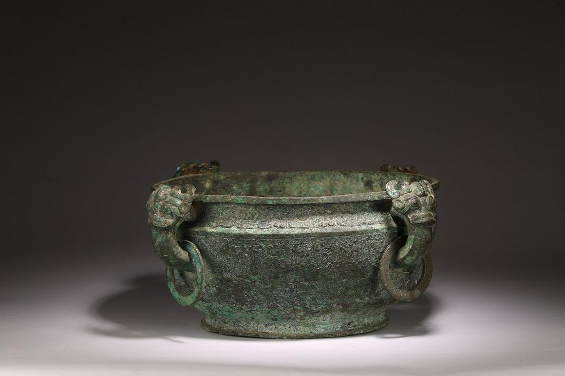 A CHINESE BRONZE YU VESSEL WITH BEAST HANDLES (1 of 8)