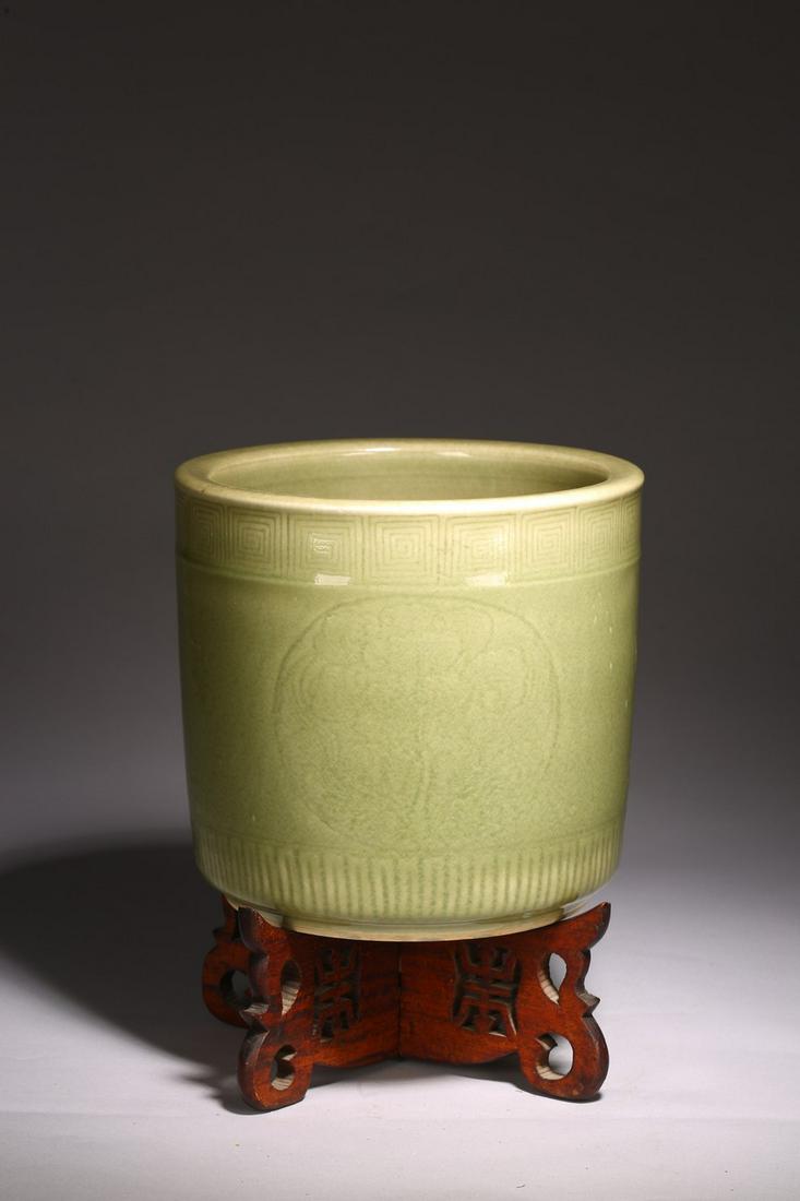 A CHINESE LONGQUAN CELADON GLAZED INCISED FLOWERPOT (1 of 9)