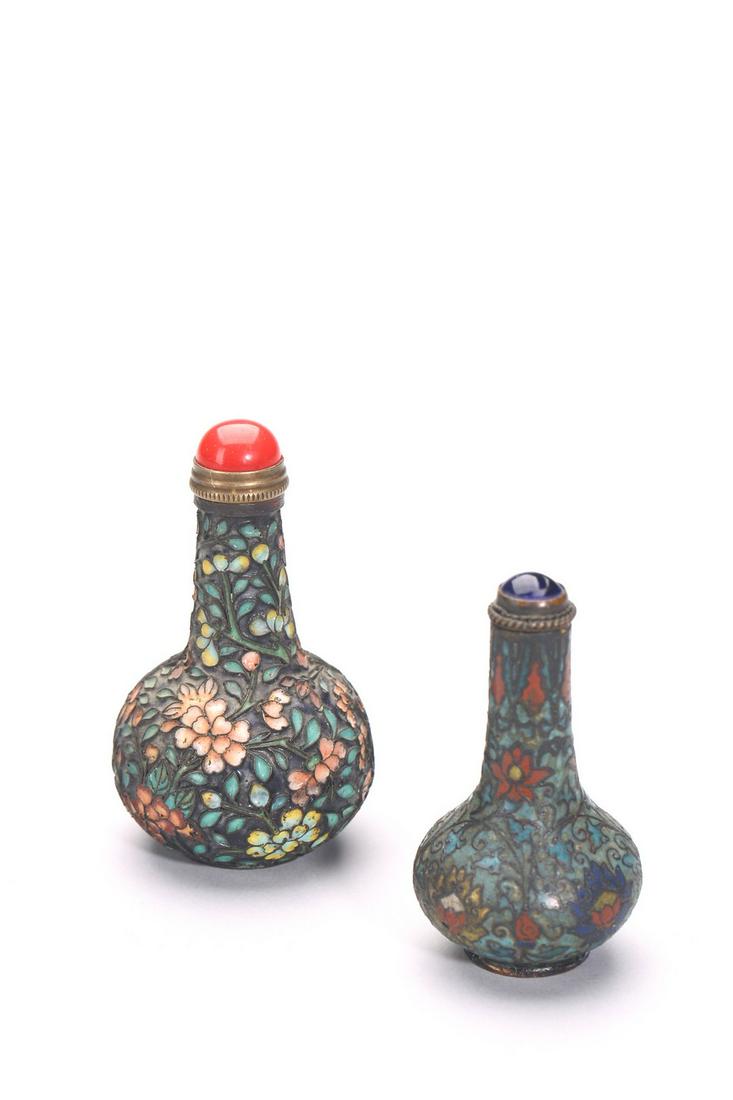 A GROUP OF TWO CLOISONNE ENAMEL SNUFF BOTTLES (1 of 7)