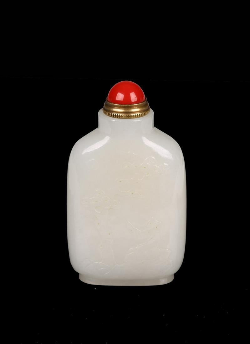 A CHINESE WHITE JADE 'LANDSCAPE' SNUFF BOTTLE (1 of 12)