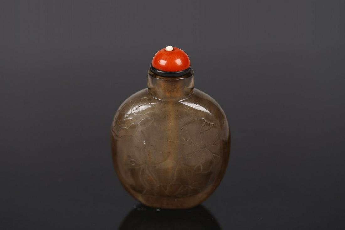 A SMOKY CRYSTAL 'LOTUS' SNUFF BOTTLE (1 of 6)