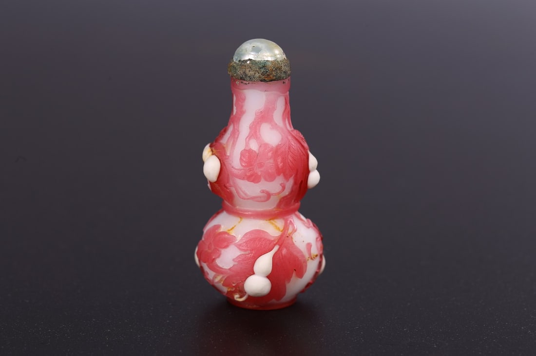 A FINE WHITE AND PINK OVERLAY GLASS 'GOURDS' SNUFF BOTTLE (1 of 10)