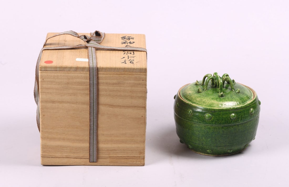 A CHINESE GREEN GLAZE DING-TYPE JAR AND COVER (1 of 8)