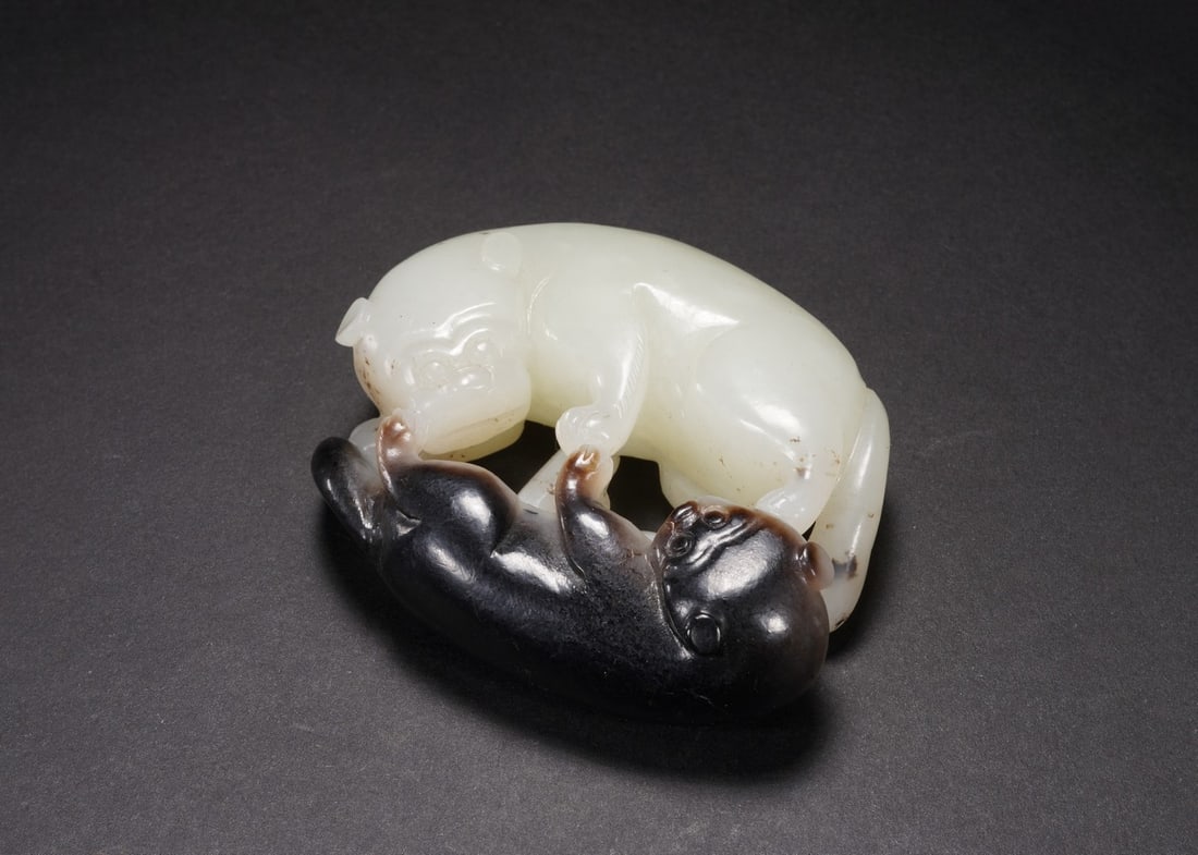 A WHITE AND BLACK 'TWIN CAT' PENDANT (1 of 4)