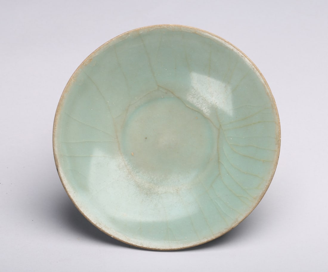 A CHINESE CELADON CRACKLE GLAZE DISH (1 of 8)