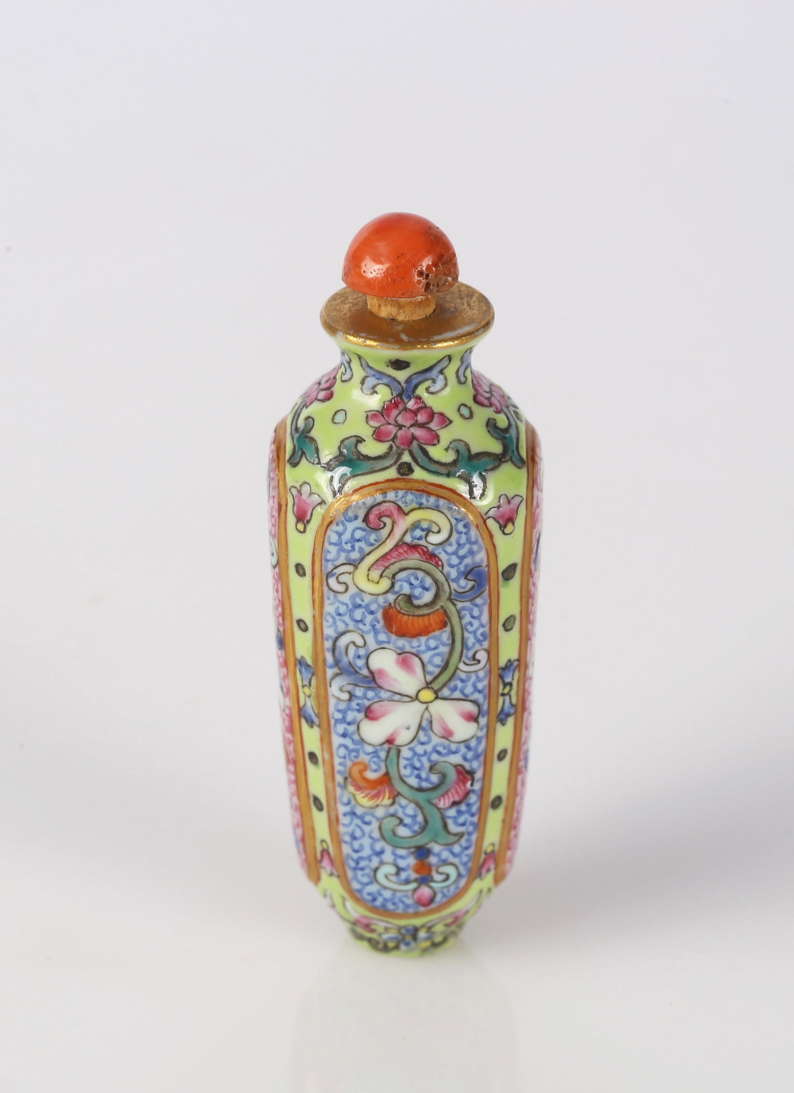 A Chinese Famille Rose 'Foliage Scroll' Snuff Bottle: 清 乾隆年制款 粉彩開光纏枝紋鼻煙壺 A Chinese Famille Rose 'Foliage Scroll' Snuff Bottle Decorated with f