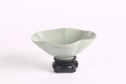 A Celadon Glazed Bowl with Foliate Rim
