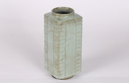 A Guan-Type Cong Vase