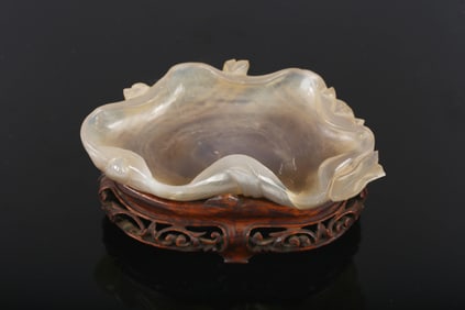 A Chinese Agate 'Lotus Leaf' Washer and Stand
