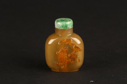 A Cameo Agate 'Mythical Beast and Bat' Snuff Bottle
