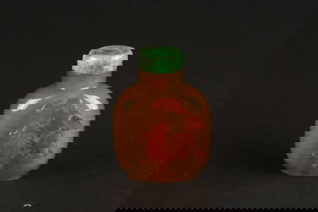 A Cameo Agate 'Mythical Beast and Bat' Snuff Bottle: 清中期 瑪瑙巧雕瑞獸福紋鼻煙壺 The well hollowed snuff bottle cleverly carved to utilize its brownis ochre skin to