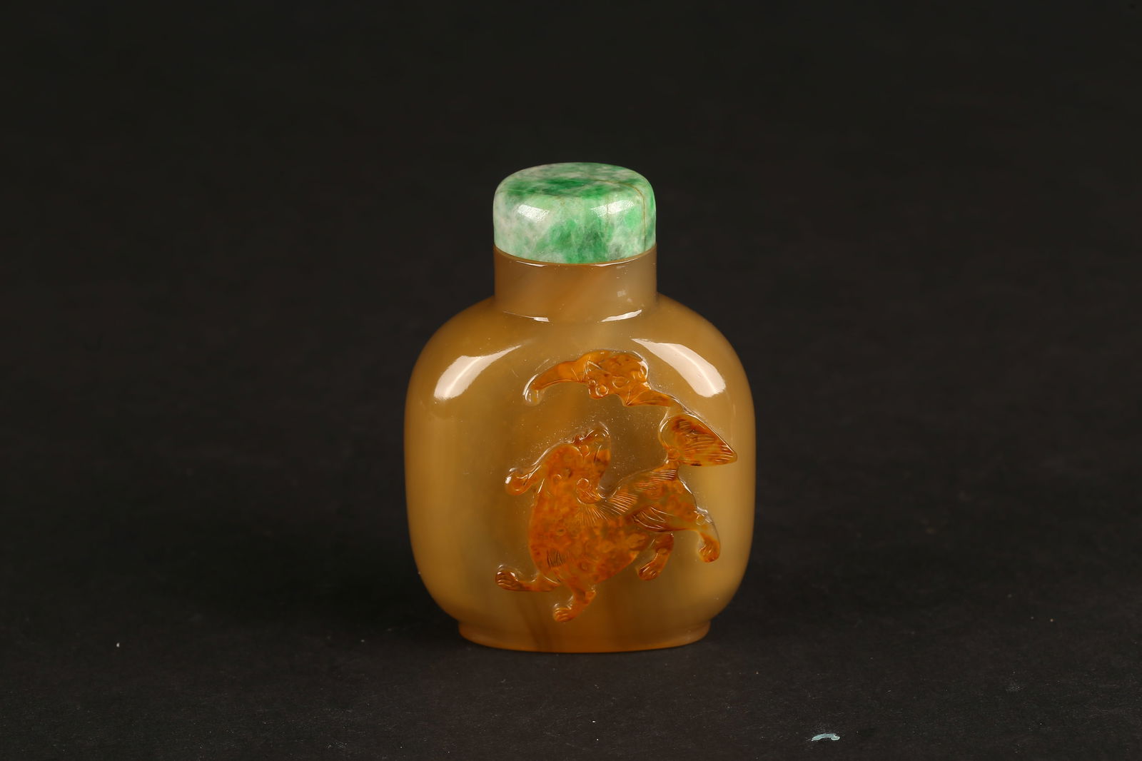A Cameo Agate 'Mythical Beast and Bat' Snuff Bottle