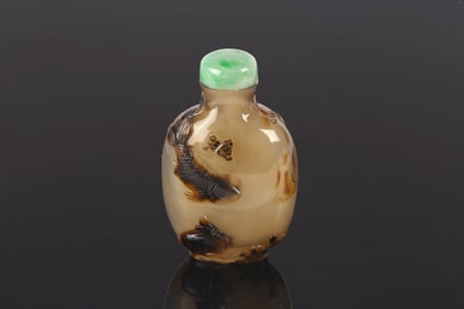 A Suzhou Agate 'Three Fish' Snuff Bottle