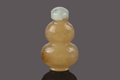 An Agate Double Gourd 'Auspicious' Snuff Bottle