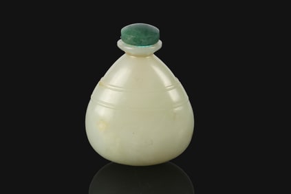A White Jade 'Pear' Shaped Snuff Bottle