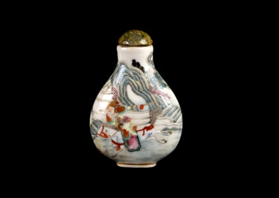 A Fine famille Rose 'Warring Scenes' Snuff Bottle