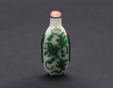 A Green Overlay 'Gourds' Glass Snuff Bottle