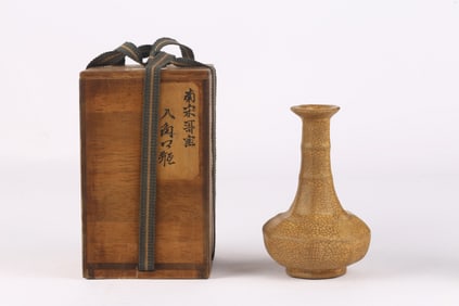 A Chinese Ge-Type Vase