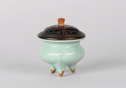 A Longquan Celadon Tripod Censer