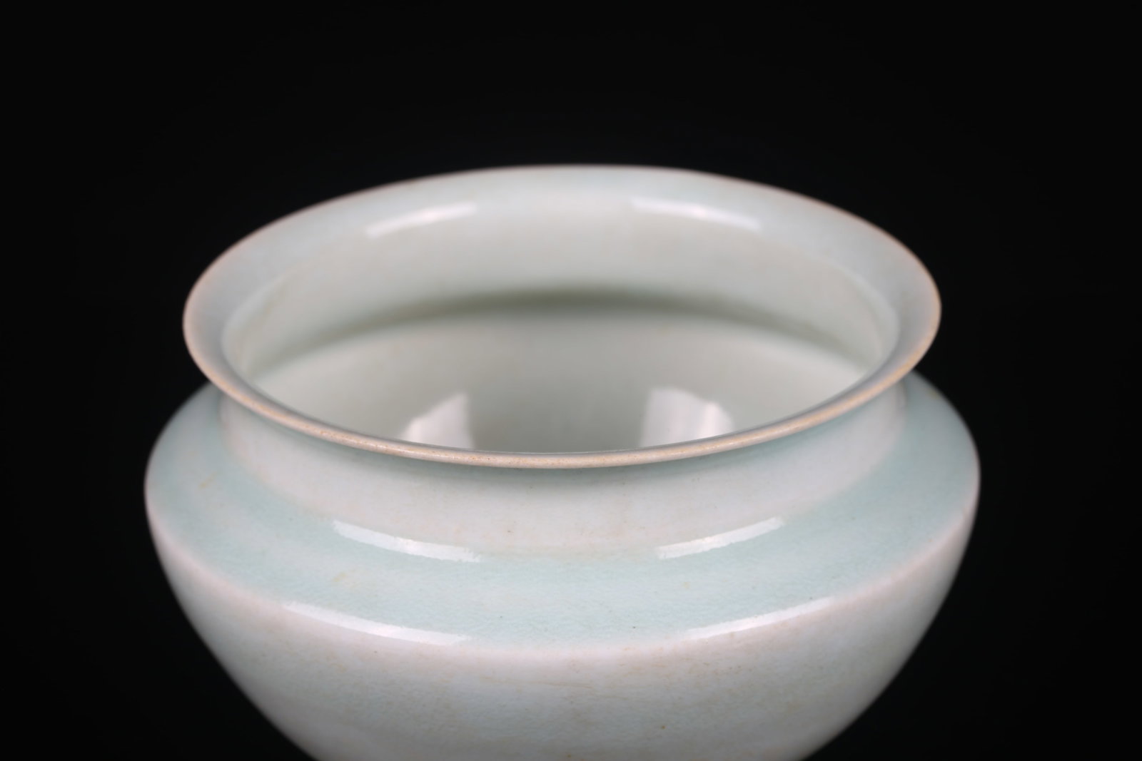 A Small Qingbai Glazed Jar - 7