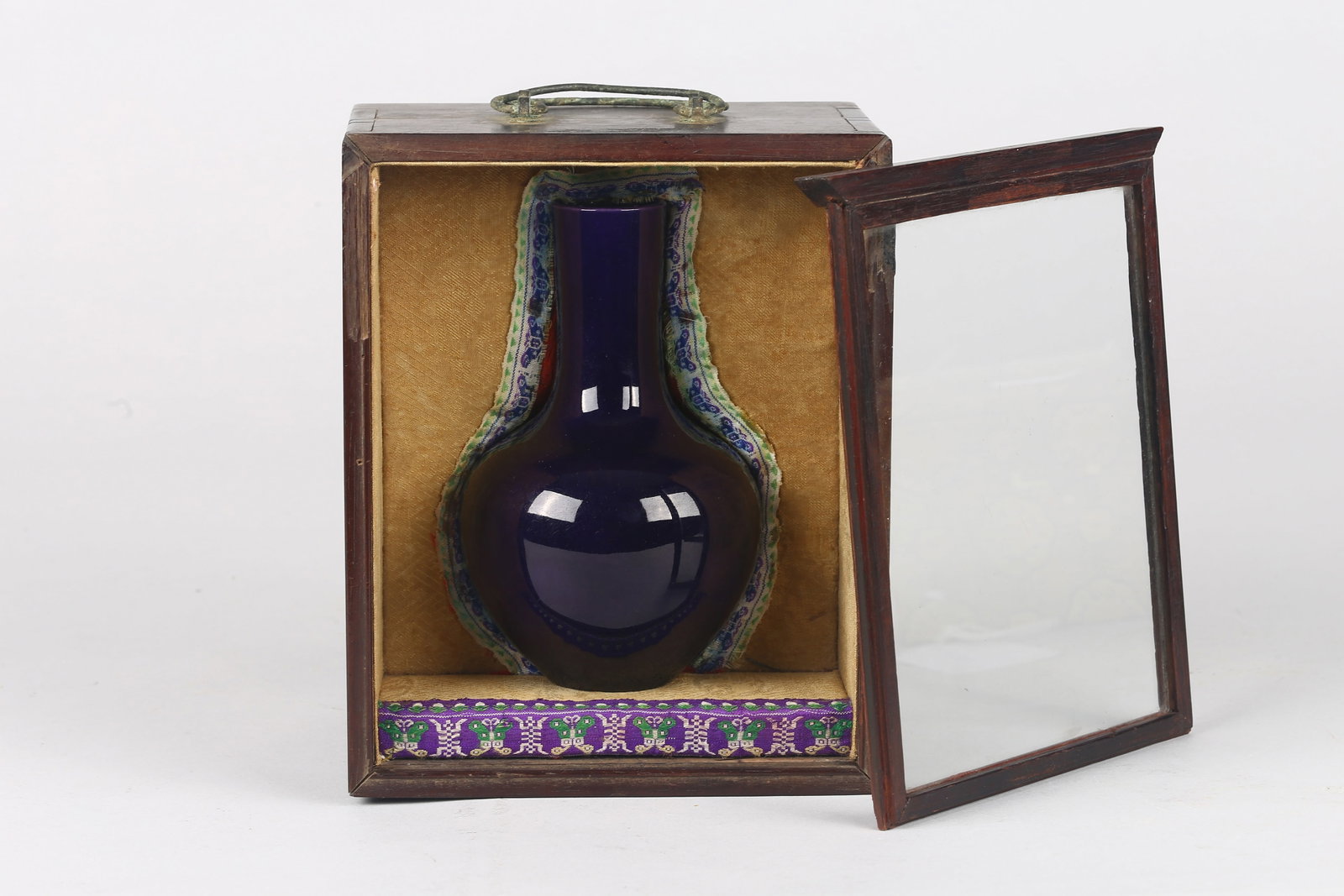 A Rare Chinese Purple Glazed Bottle Vase: 清乾隆 茄皮紫釉小天球瓶 原盒 The globular body rising from a recessed base to a tall cylindrical neck,covered overall with