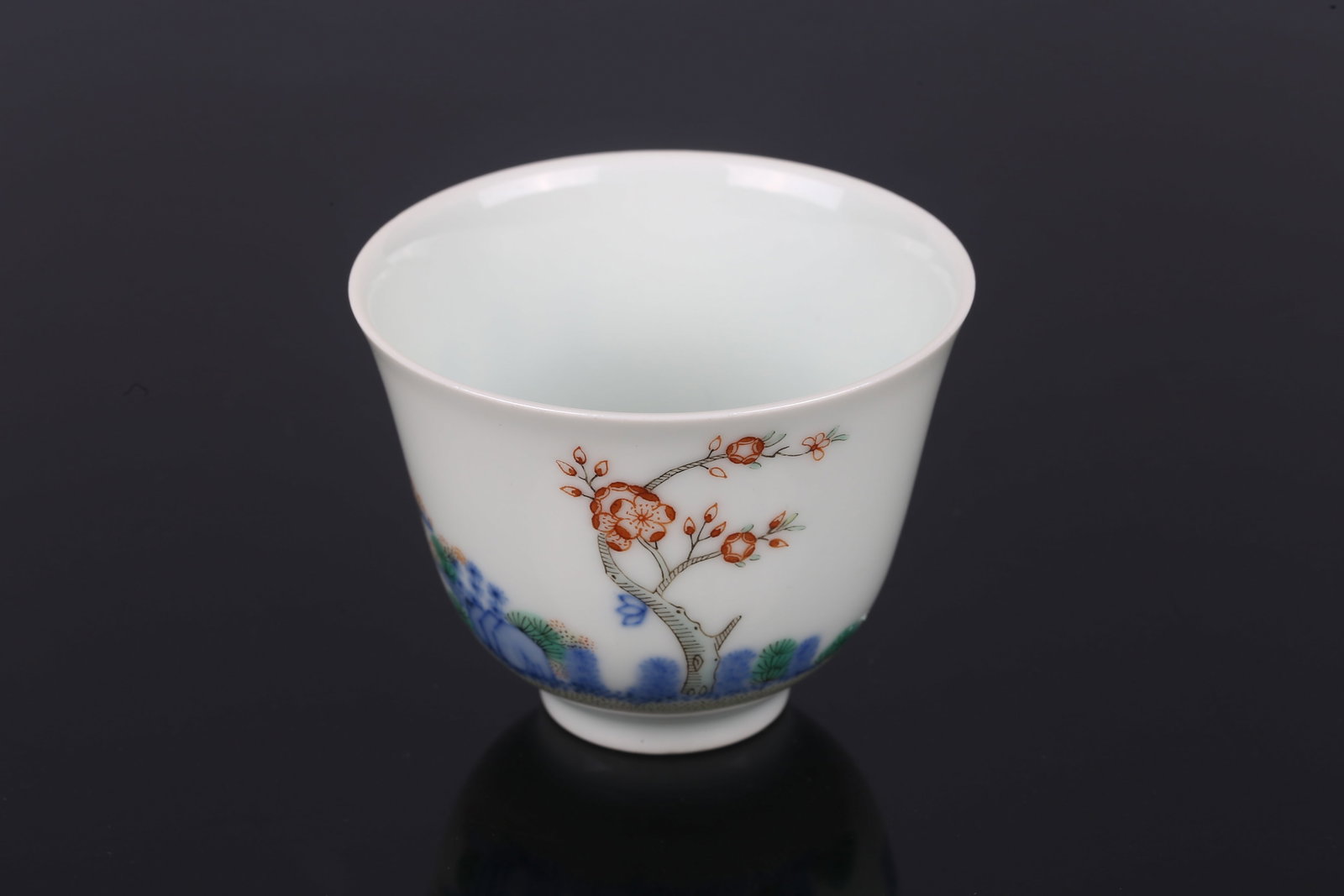 A Blue and White Famille Verte 'Flower' Cup (1 of 6)