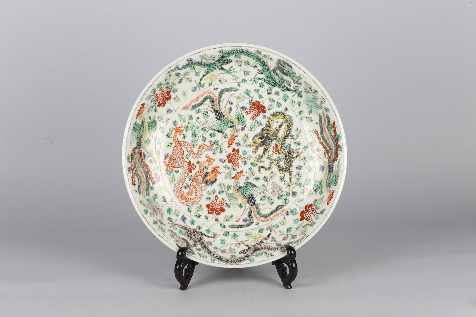 A Large Famile Verte 'Dragon and Phoenix' Charger: 清 五彩龍鳳呈祥大盤 The impressively sized charger with deep, rounded sides rising to a broad, everted rim. The interior is masterfully enameled