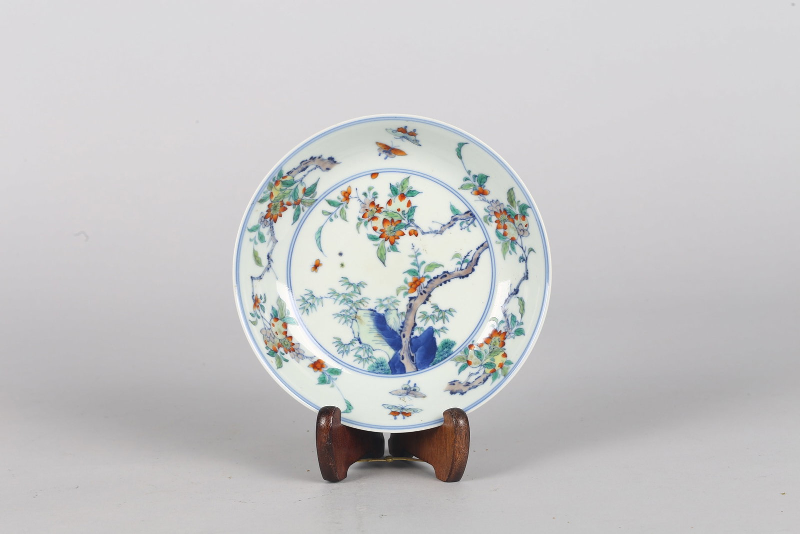 A Doucai 'Peach' Dish: 斗彩壽桃紋盤 The shallow dish with flared sides rising from a short tapered foot, the interior medallion elegantly painted in the doucai palette with a central