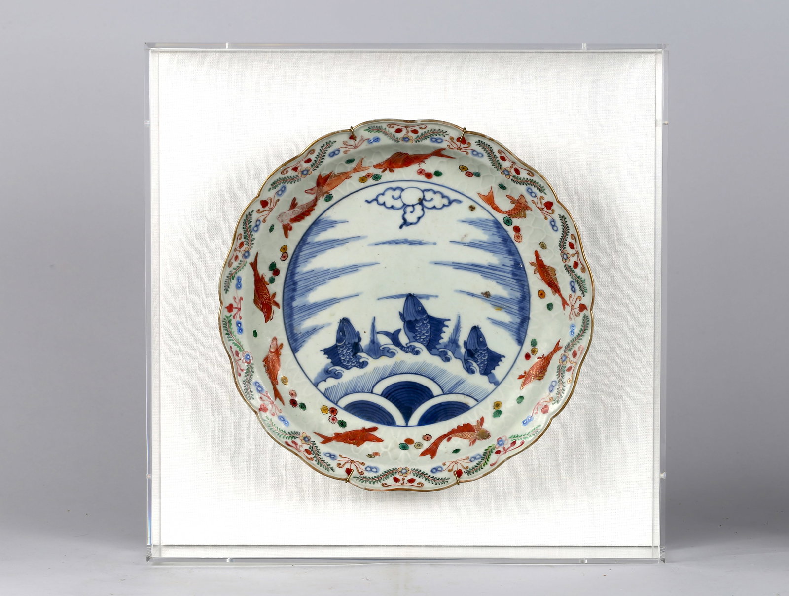 A Large Lobed Imari Enamel 'Carps' Charger: 十七/十八世紀 伊万里鯉魚紋大盤 Boldly decorated in underglaze blue and overglaze iron-red, gilt and enamels, the int
