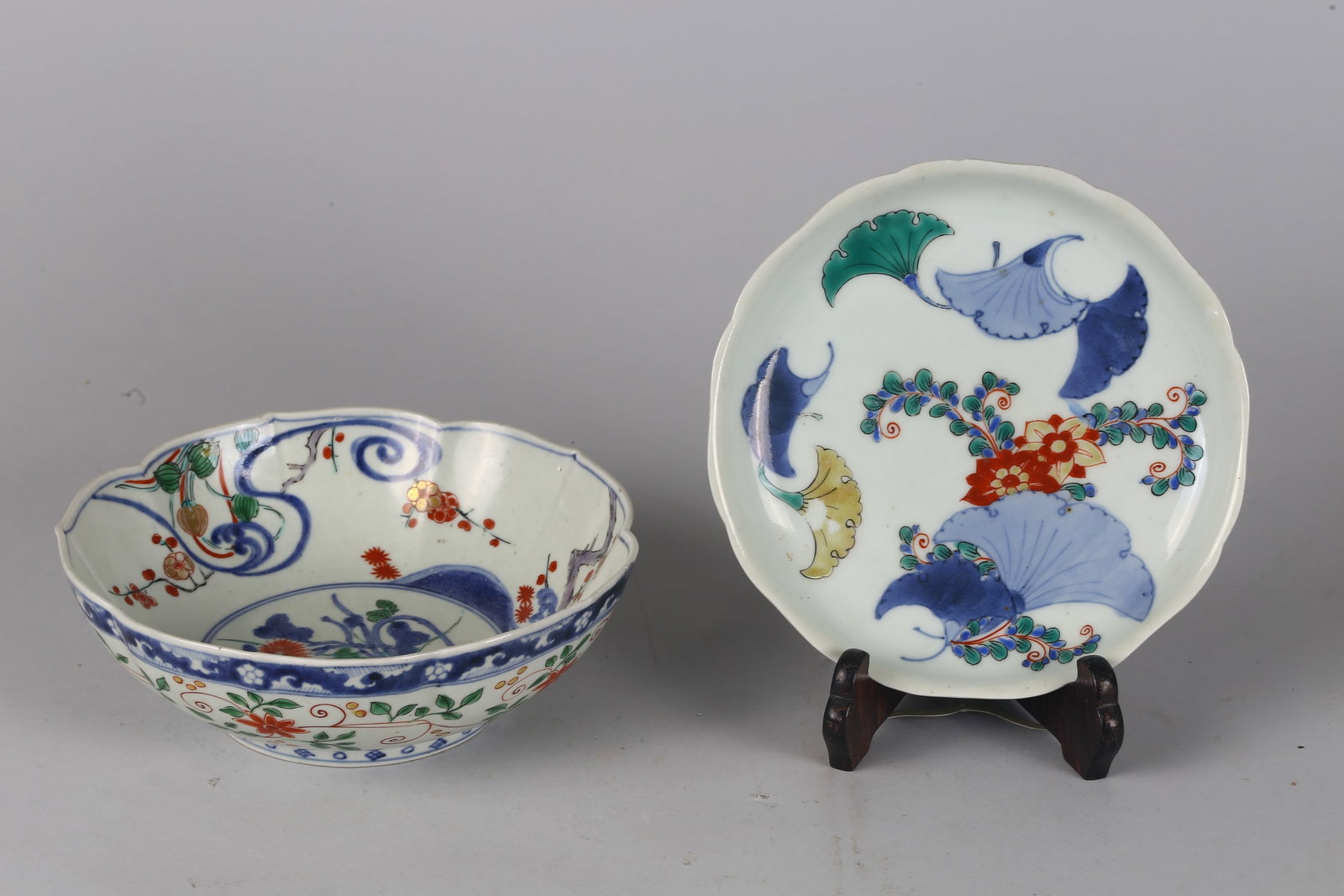 A Group of Two Imari Bowl and Plate: 十九世紀 伊万里碗及盤兩件 Each brightly decorated in underglaze blue and overglaze iron-red and enamels with floral sprays and s