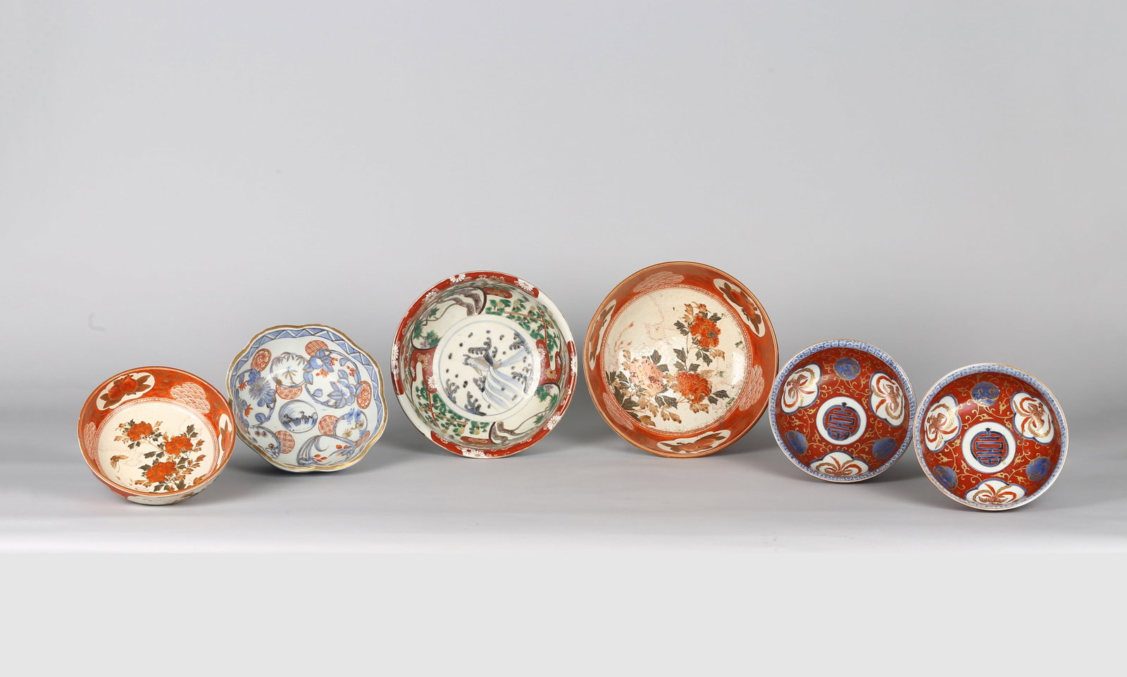 A Group of Japanese Kutani and Imari Porcelain Bowls: 明治/江戶時期 九谷燒及伊凡裡碗一組六件 Six bowls, variously decorated in underglaze blue and