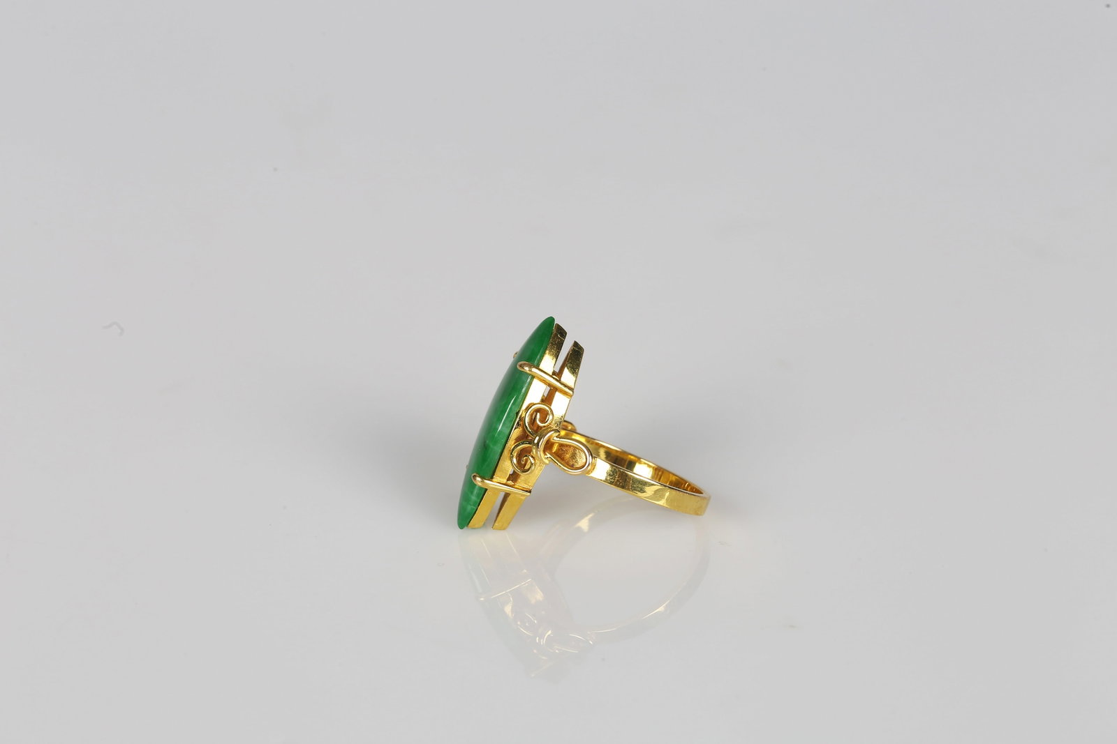 A Jadeite and 18K Gold Ring - 2