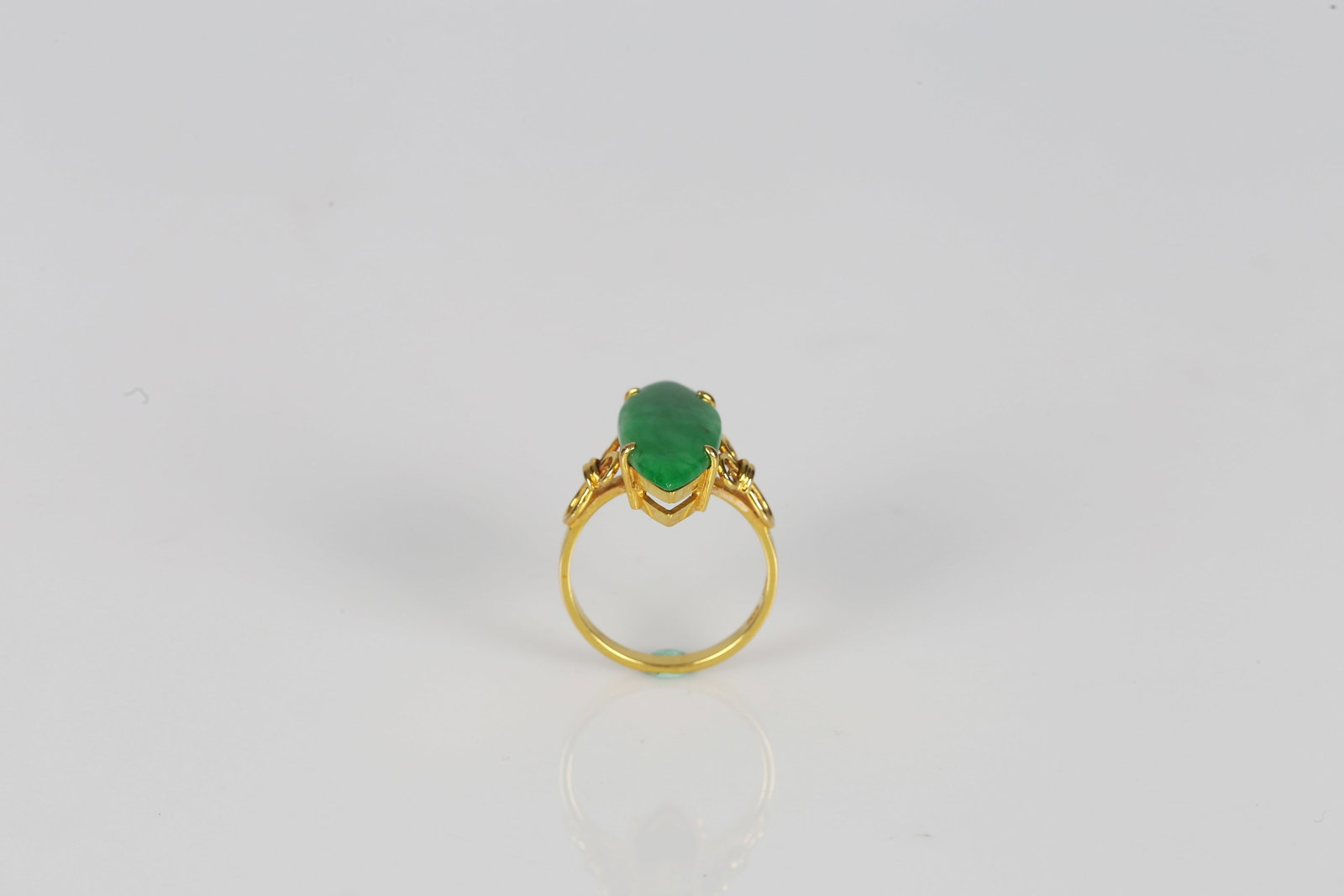 A Jadeite and 18K Gold Ring - 7