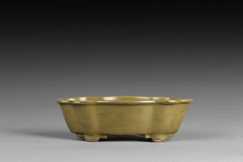 A teadust glaze porcelain narcissus planter: The planter supported by four short legs, rising to a lipped rim in floral shape, covered overall in teadust glaze. Qing Dynasty period. Provenance: Estate of Thomas Chang of United States Dimension: 