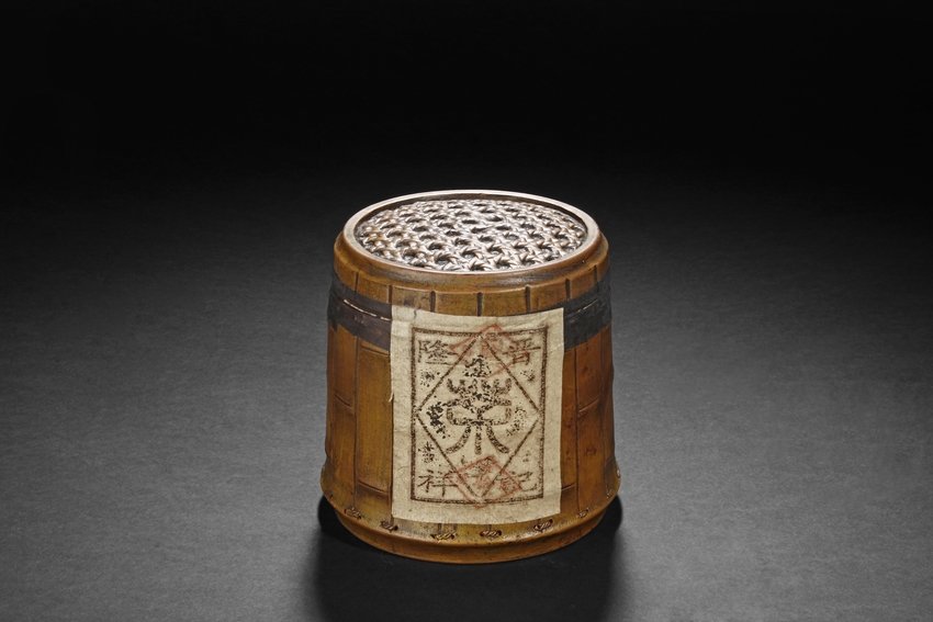 A YIXING DUAN CLAY TEA JAR WITH PU ER TEA: Of cylindrical form, the jar shaped similar to a bamboo barrel with detailed bamboo sections and string sections, the character "Cha" incised on one side, the seal "Jing Long Xiang Ji" on the reverse,