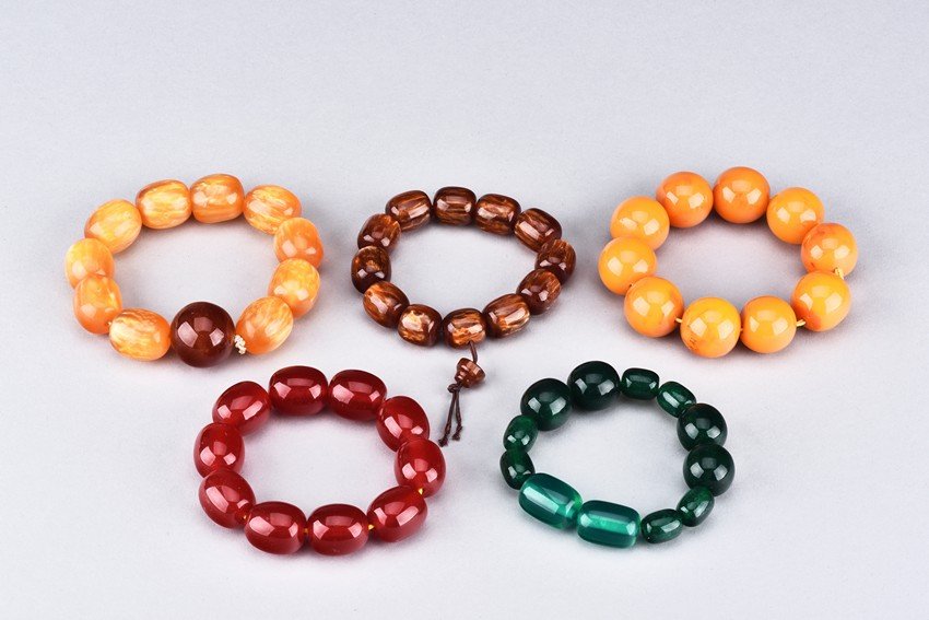A SET OF FIVE BEADED BRACELETS: Longest: 4 1/2 in (10.8 cm)