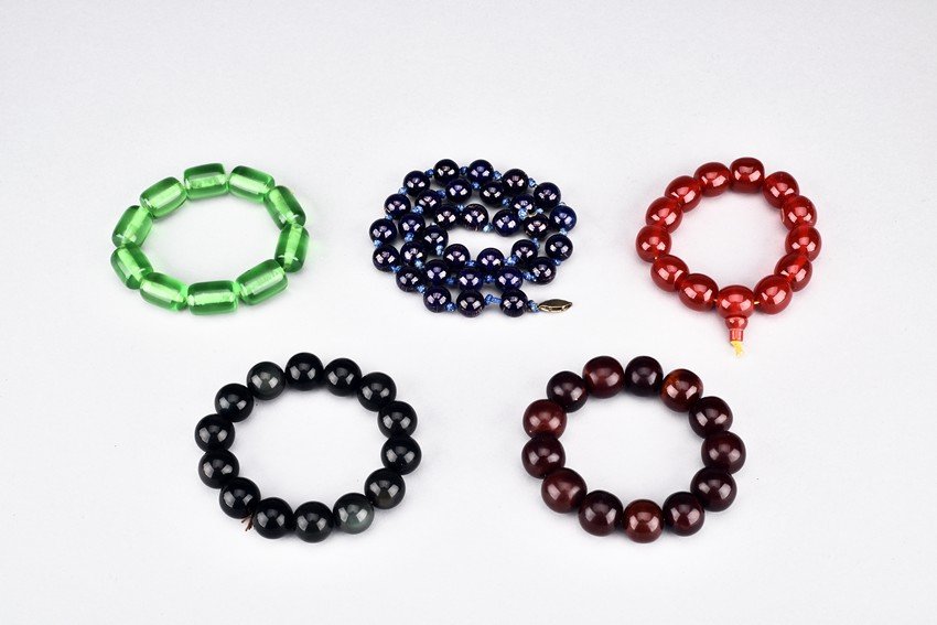 A SET OF FIVE BEADED BRACELETS: Longest: 21 (53.5 cm)