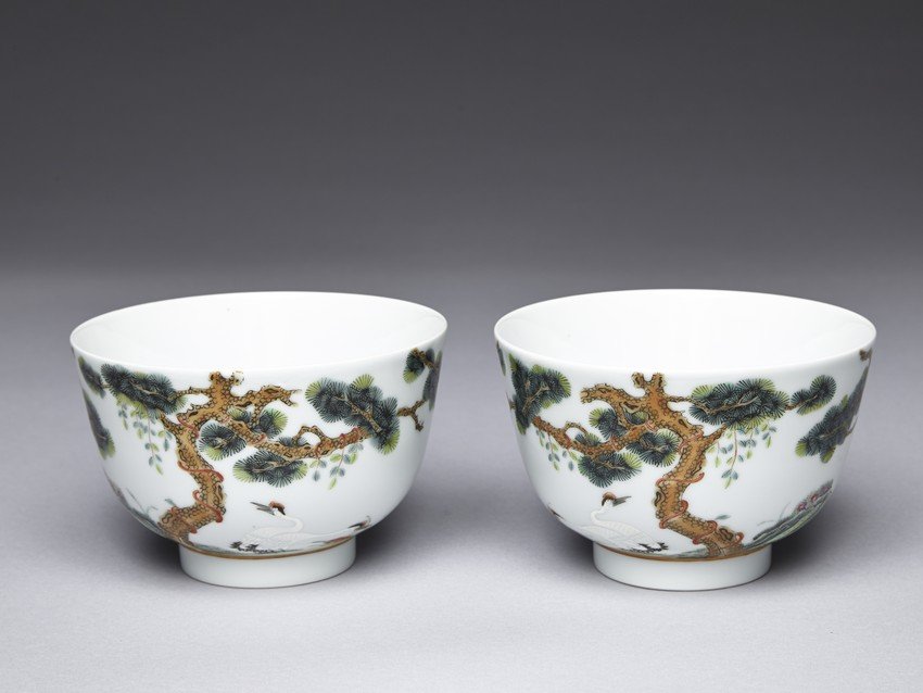 A PAIR OF FAMILLE ROSE 'CRANES UNDER PINE TREE' BOWLS (1 of 4)