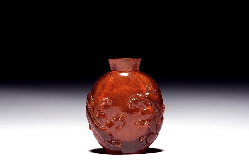 AN AMBER CARVED 'CHILONG' SNUFF BOTTLE (1 of 7)