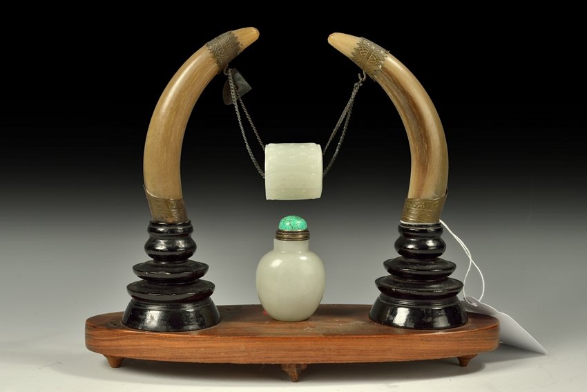 A SET OF TABLE HORN AND JADE THUMB RING (1 of 2)