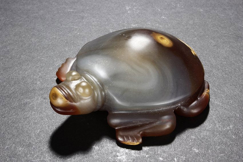 AN AGATE CARVED MODEL OF TURTLE (1 of 6)